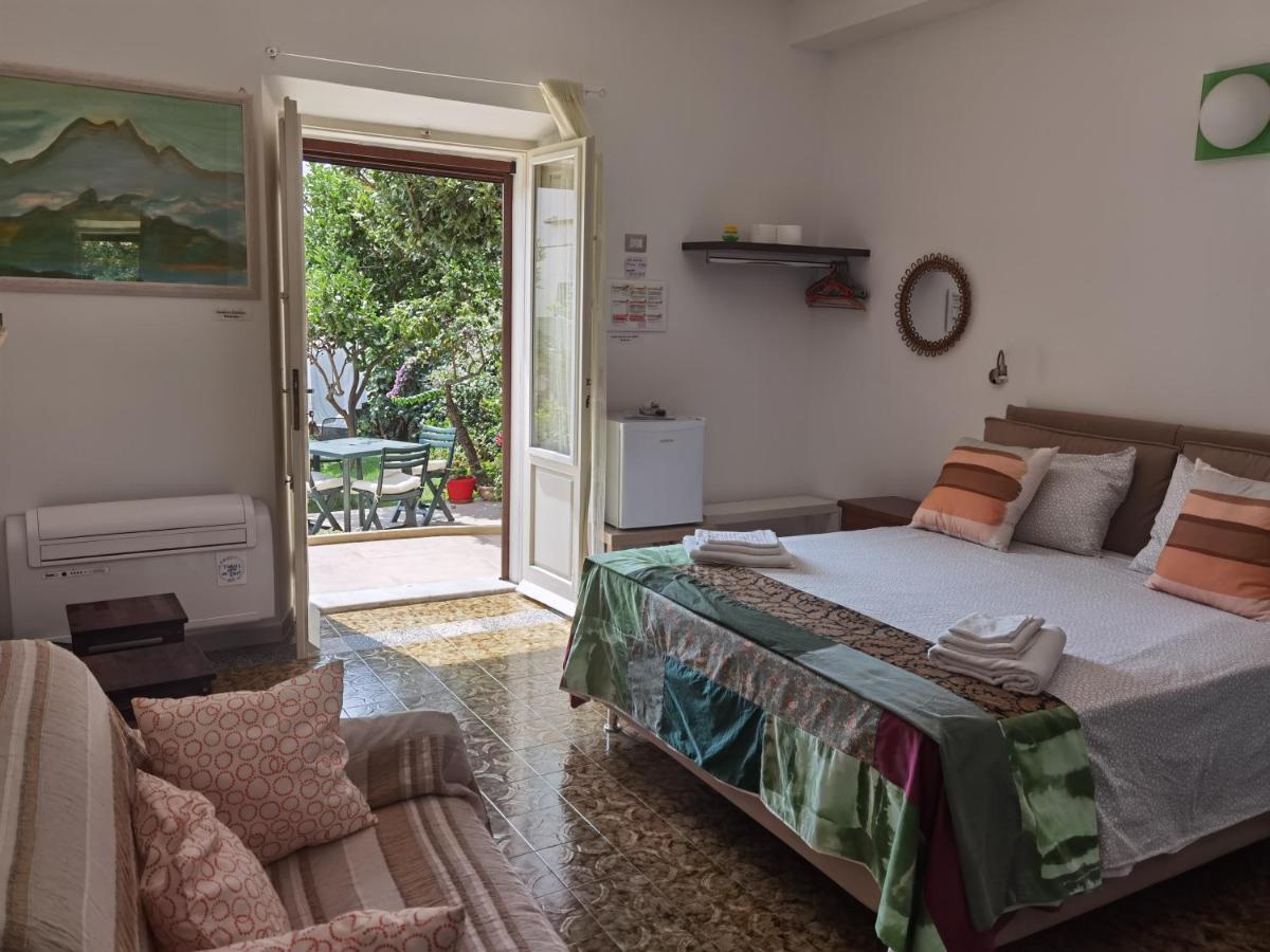 Il Giardino Di Tatiana Rooms & Breakfast La Maddalena  Buitenkant foto